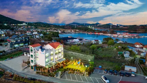 Tongyeong Haeoreum Kids Poolvilla - 民宿