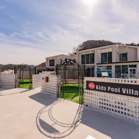 Gyeongju Bendham Kids Pool Villa Отели рядом с достопримечательностью «Храм Голгулса»