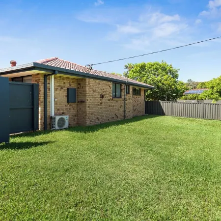 Pets welcome, family friendly home. 5 minute drive to beaches.