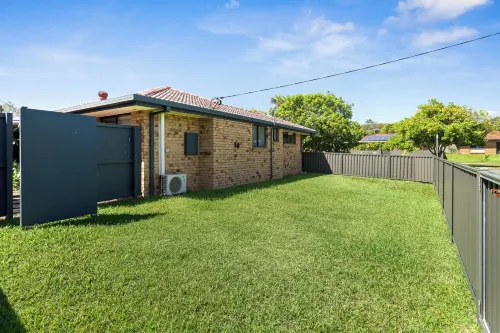 Pets welcome, family friendly home. 5 minute drive to beaches.