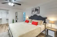 Charming Retreat on 20 Acres w/ Private Lake! - parcheggio