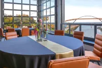 Riverbend Hotel and Suites, Trademark Collection by Wyndham - breakfast