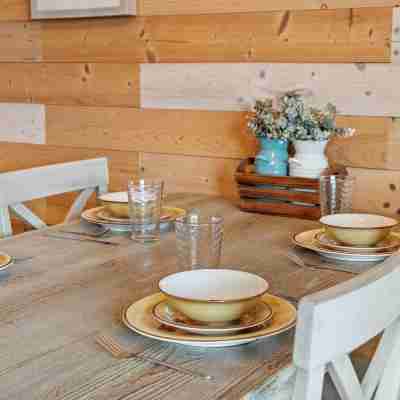 Hole-in-one Hideaway For 4 Dining/Meeting Rooms