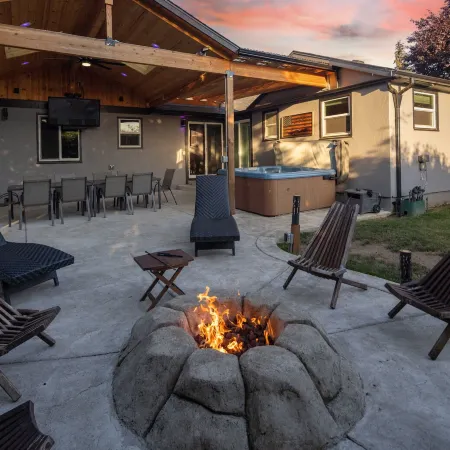 The Mixture - Hot Tub, Fire Pit & Covered Outdoor Dining 3 Bedroom Home