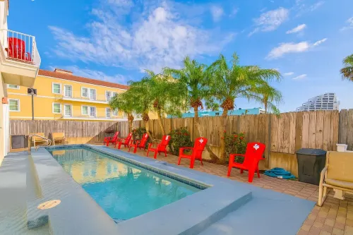 First Floor Pool Affordable Near Beach - Apartments