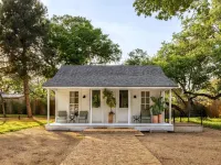 The Inn at Green Pastures Hotels near Gillis Park