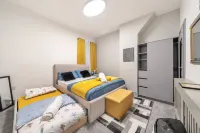 Contractor-friendly 2-bedroom house with free parking - Bungalows