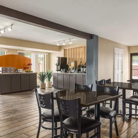 Ramada by Wyndham San Antonio Near SeaWorld/Lackland AFB Отели рядом с достопримечательностью «Аквапарк Акватика в Сан-Антонио»