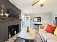 Immaculate Midtown Home for Work Teams & Families - 방갈로