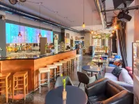Hostel Mondpalast Hoteles cerca de Pasaje Kunsthof