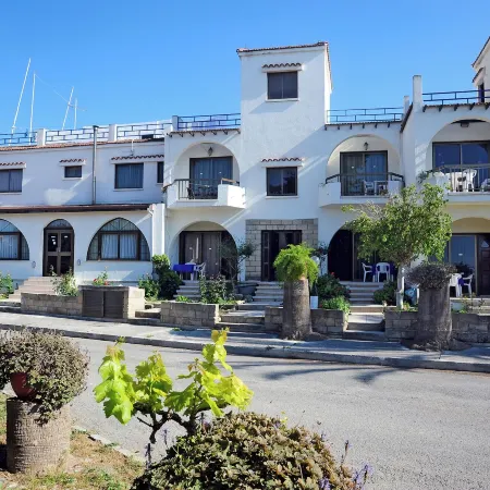 Room-Spacious One Bedroom Apartment in P