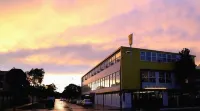 Barrys Beach Road Hotel - Beach