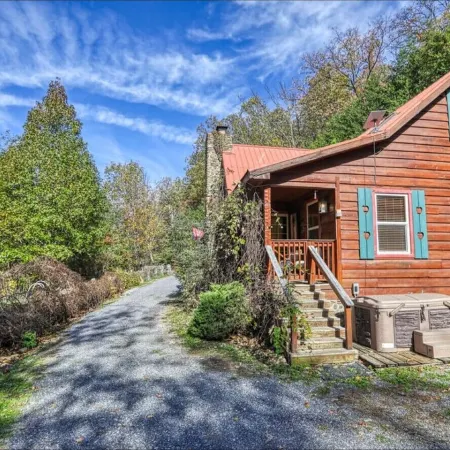 Cozy 2-bedroom cabin with hottub in welcoming Newport with AC, WiFi