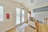 Studio Retreat Sleeps 1 - Parking & Wifi - 2-Star