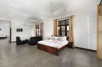 Luminara Sky Lounge with Pool Near Ahangama Beach - parking