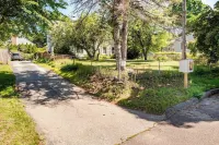 Beautiful 1 Bedroom, 1 Bathroom in Medford with WiFi and AC - Apartments