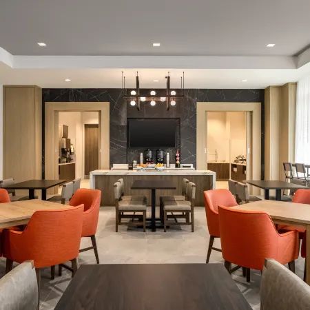 Staybridge Suites Houston Downtown by IHG Отели рядом с достопримечательностью «Остановка скоростного трамвая  "Энсембл/Общественный колледж Хьюстона"»