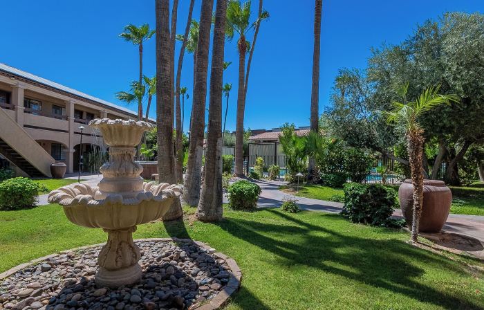 La Fuente Inn & Suites