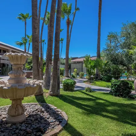 La Fuente Inn & Suites
