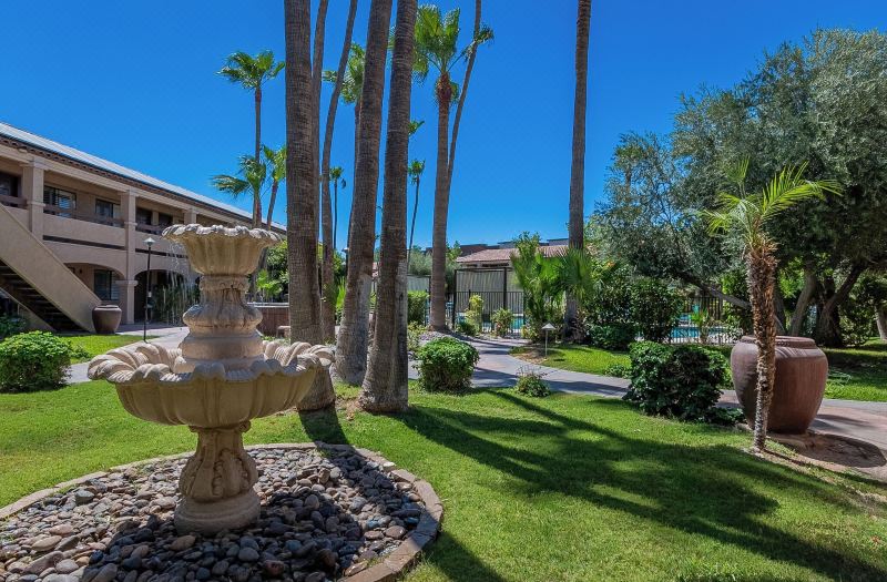 La Fuente Inn & Suites