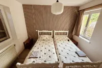 Sunny House with a Terrace, 4 Bedrooms, 2 Bathrooms, Sleeps 9–11 People. - Balkoner