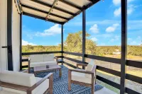 Hill Country Hideaway Modern Barndominium for 6 - 4성급