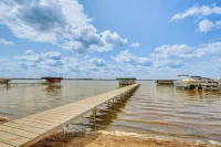 Shawano Lake Home: Beach Access, Partial Lake View - Homestays