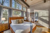 Glass Cabin Retreat w Hot Tub Sauna Epic Views - 4-Star