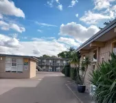 Country Motor Inn - parking