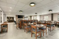 Four Points by Sheraton Raleigh Arena - bar