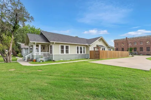 Stay Downtown Waco! Close to Magnolia, Baylor, Cameron Park - Homestays