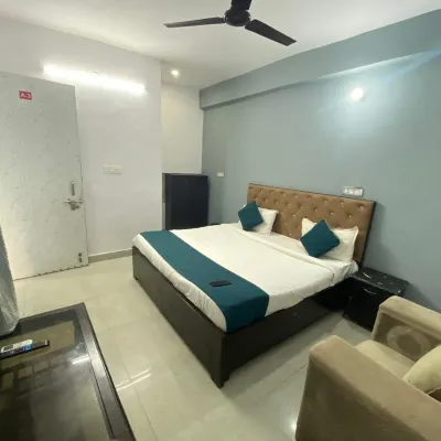 Roomshala 29 Silver Grand (Noida sec-49) - 2-Sterne