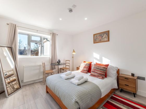 Bright & Modern Studio Near London, EV Charger