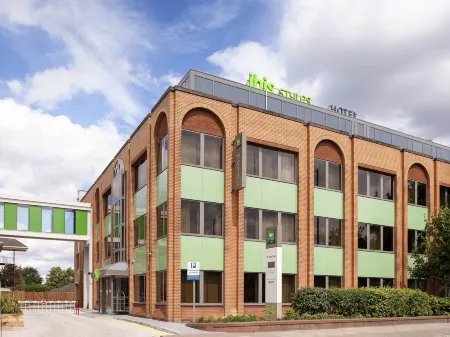 Ibis Styles London Heathrow Airport Отели рядом с достопримечательностью «Heathrow Academy»