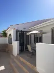 2 Bedroom Newly Renovated Bungalow Close to Bars & Restaurants