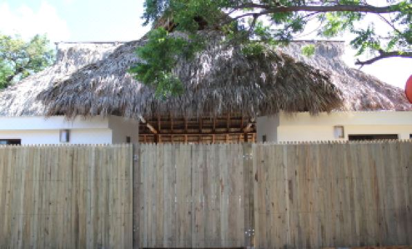 Machele' s Place Beachside Hotel & Pool - Housity