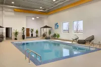 Microtel Inn & Suites by Wyndham Weyburn - Pool