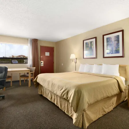 Days Inn by Wyndham Oklahoma City Fairground Отели рядом с достопримечательностью «Торговый центр "Олд Шепард"»