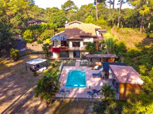 Villa in the Forest of Seignosse 600m from the Beach Great for Large Groups