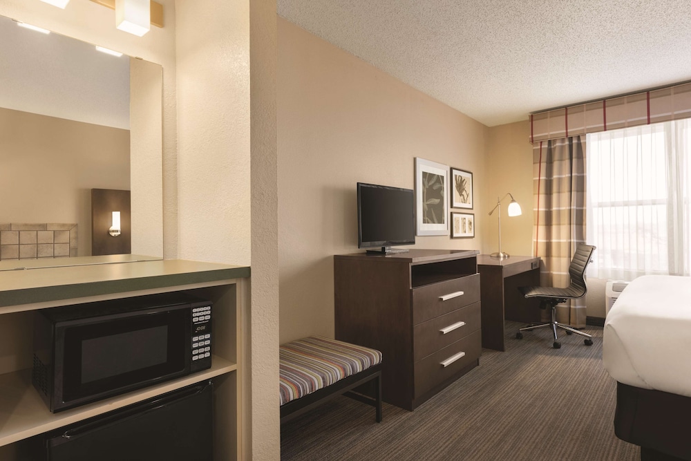 Country Inn & Suites by Radisson, Forest Lake, MN