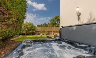 Luxury Ravensheugh Gardens Retreat over-Looking Golf Historic Golf Links - Housity