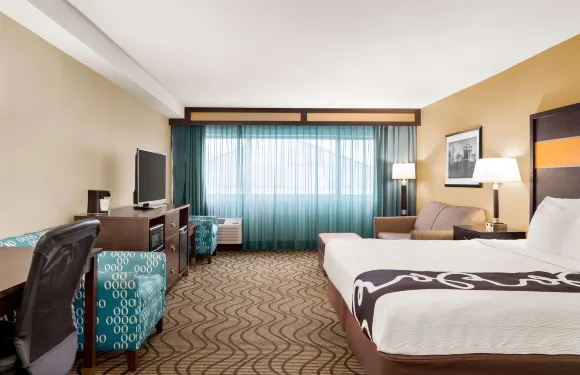 里士滿中洛錫安拉昆塔温德姆套房酒店