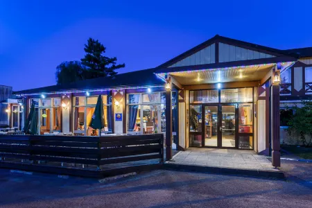 FH Confort Hotel Orléans Co'Met Отели рядом с достопримечательностью «Parc»