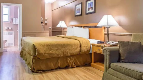 Econo Lodge Downtown in ออตตาวา