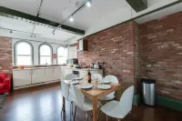 Base Serviced Apartments - Sir Thomas Street - balcony