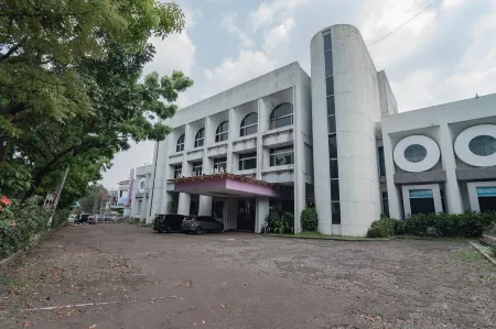 Istana Hotel Bandung Mitra RedDoorz