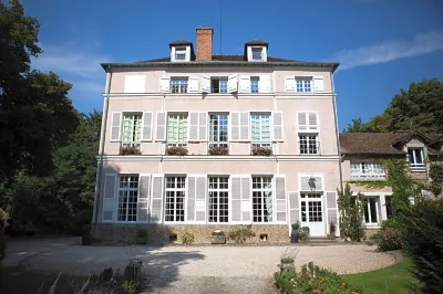 Le Chateau de La Vierge Hotels in Janvry