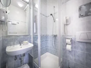 瓦拉瑪陽光巴什卡公寓，前稱茲沃尼米爾