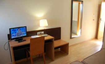 Hotel Castillo El Burgo - Housity