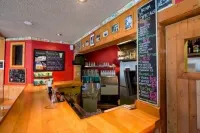 HI Banff Alpine Centre - Hostel HI แบนฟ์ อัลไพน์ เซ็นเตอร์ - โฮสเทล - ที่มีบาร์